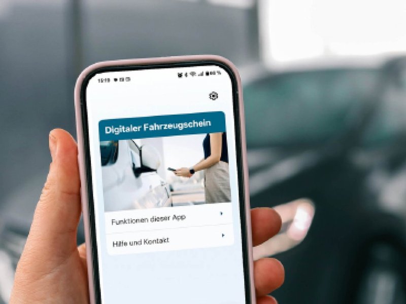digitaler-fuehrerschein.jpg Fahrerlaubnis auf Knopfdruck: Bald gibt es den Führerschein in der App. (Bild: AvD via Autoren-Union Mobilität)